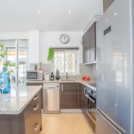 Xx-salatar Chill In Roses, 2 Minutes Walking To Beach, Fibre Wifi Apartment